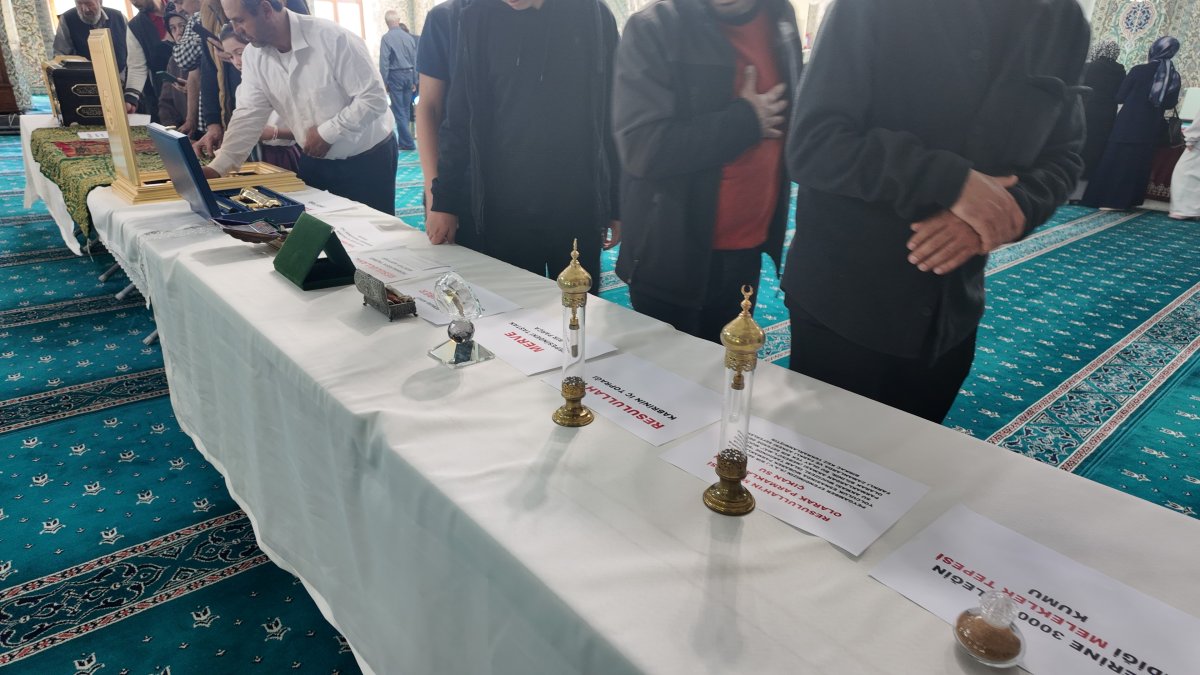 Gediz’de kutsal emanetlere vatandaşlar yoğun ilgi gösterdi
