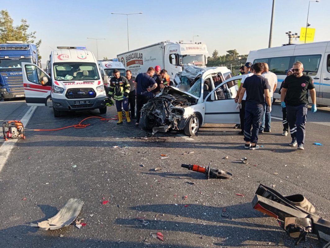 Mersin'de otomobil çekiciye arkadan çarptı: 2 ölü, 1 yaralı