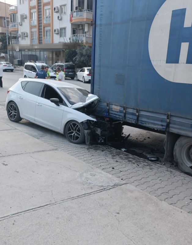 Tarsus'ta otomobil park halindeki tıra arkadan çarptı, sürücü yaralandı