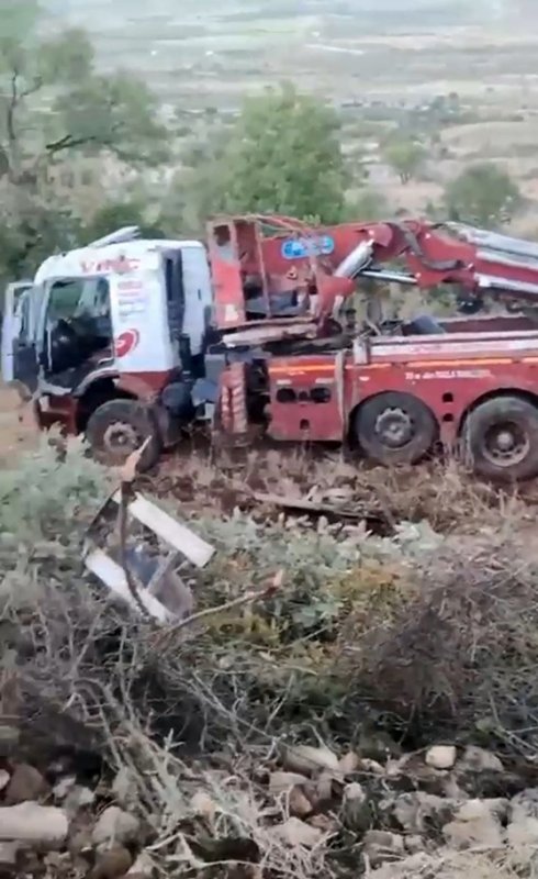 Gercüş'te vinç şarampole yuvarlandı: 1 yaralı