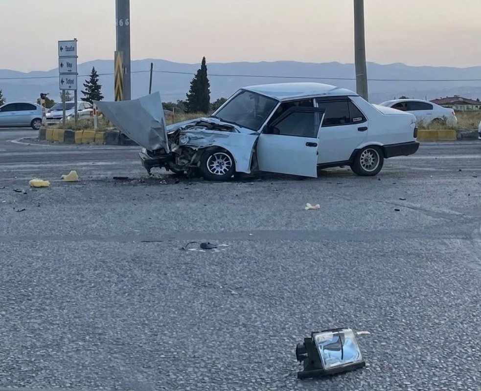 Alaşehir’de otomobil ile tır çarpıştı: 1 yaralı