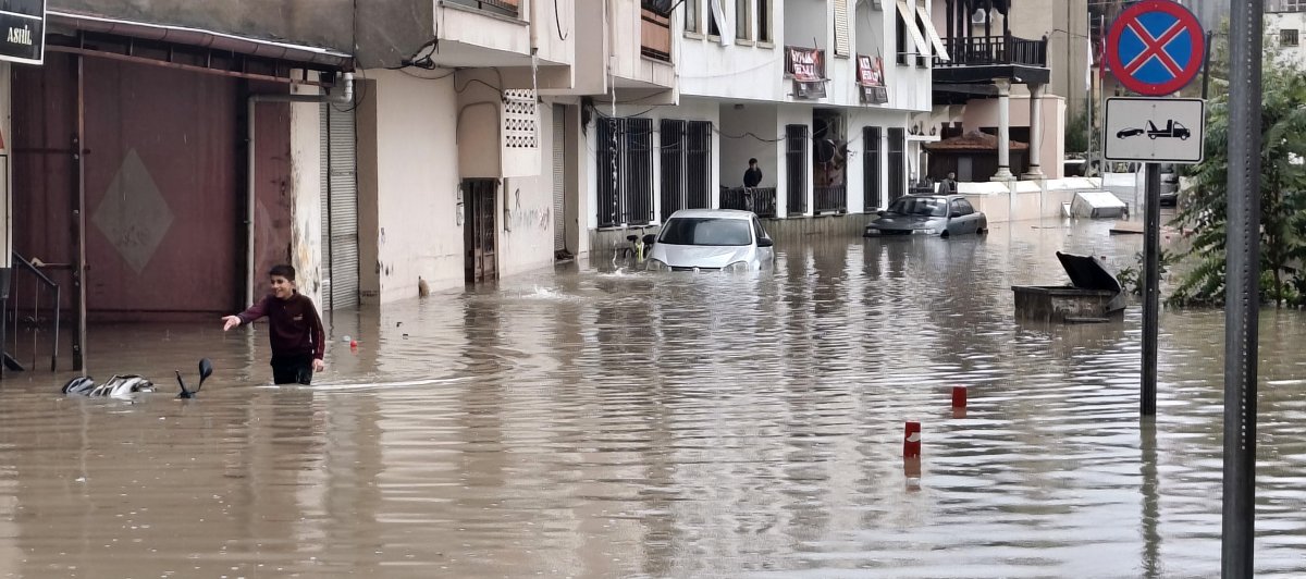 Silifke sele teslim: Dereler taştı, araçlar sular altında kaldı