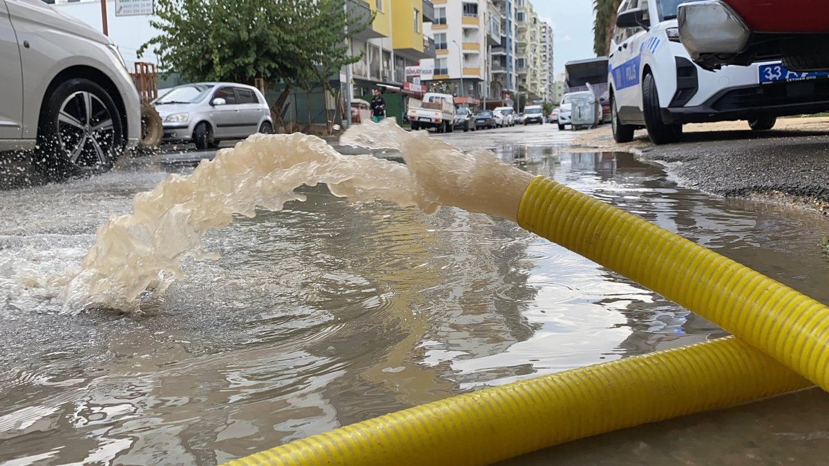 Mersin Erdemli'de sağanak yağış etkili oldu, su birikintileri oluştu