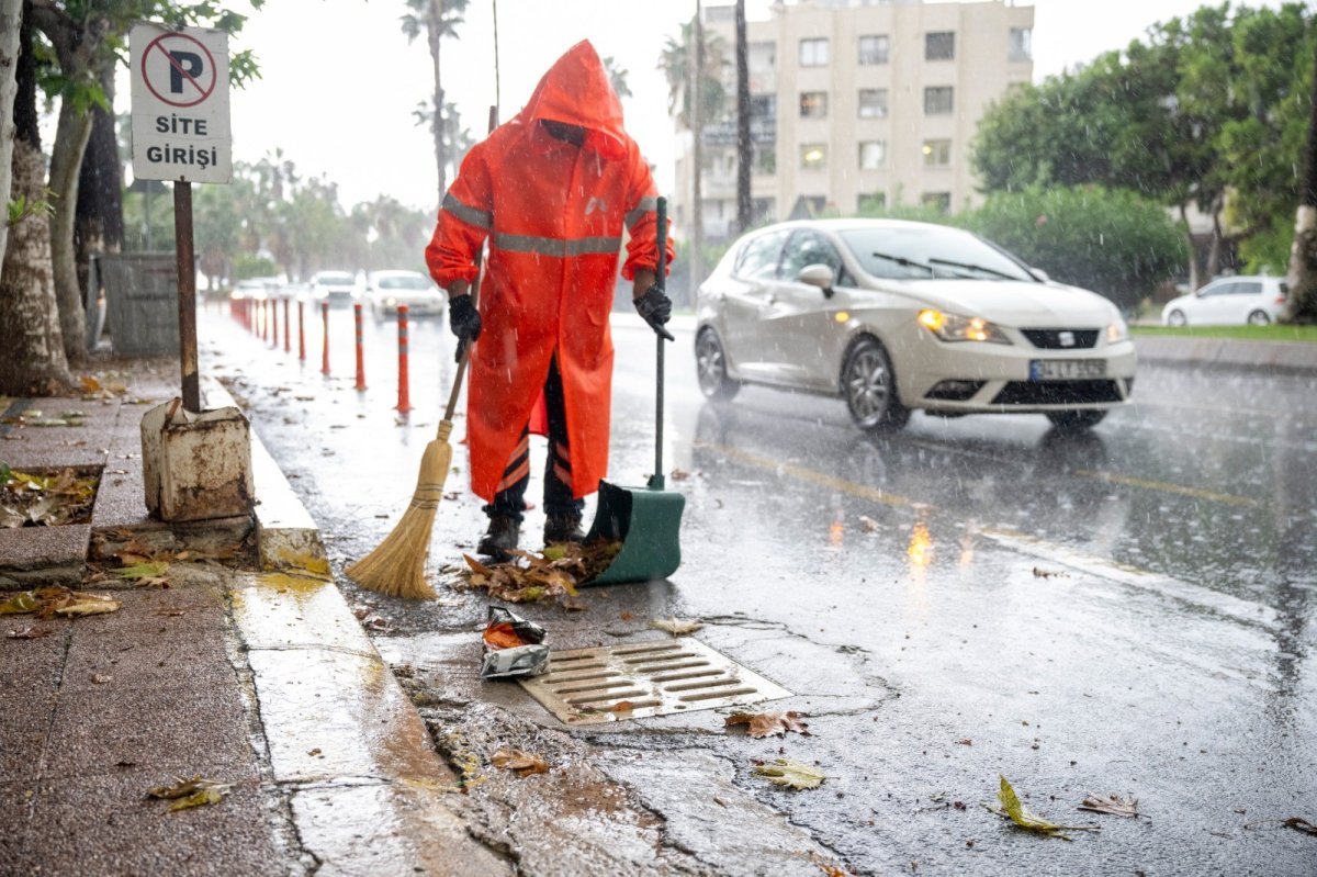 Mersin’de sağanak yağışa karşı ekipler teyakkuzda