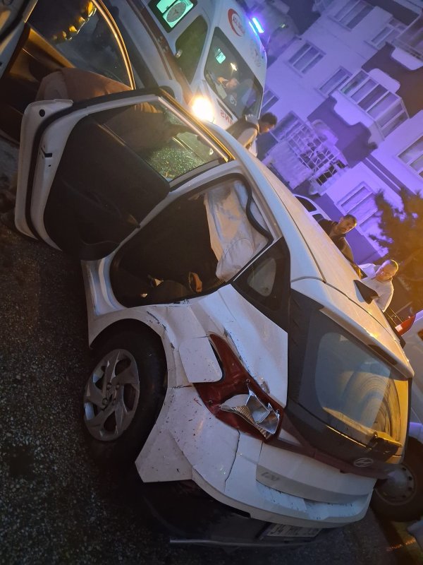 Eskişehir'de servis ile otomobil çarpıştı