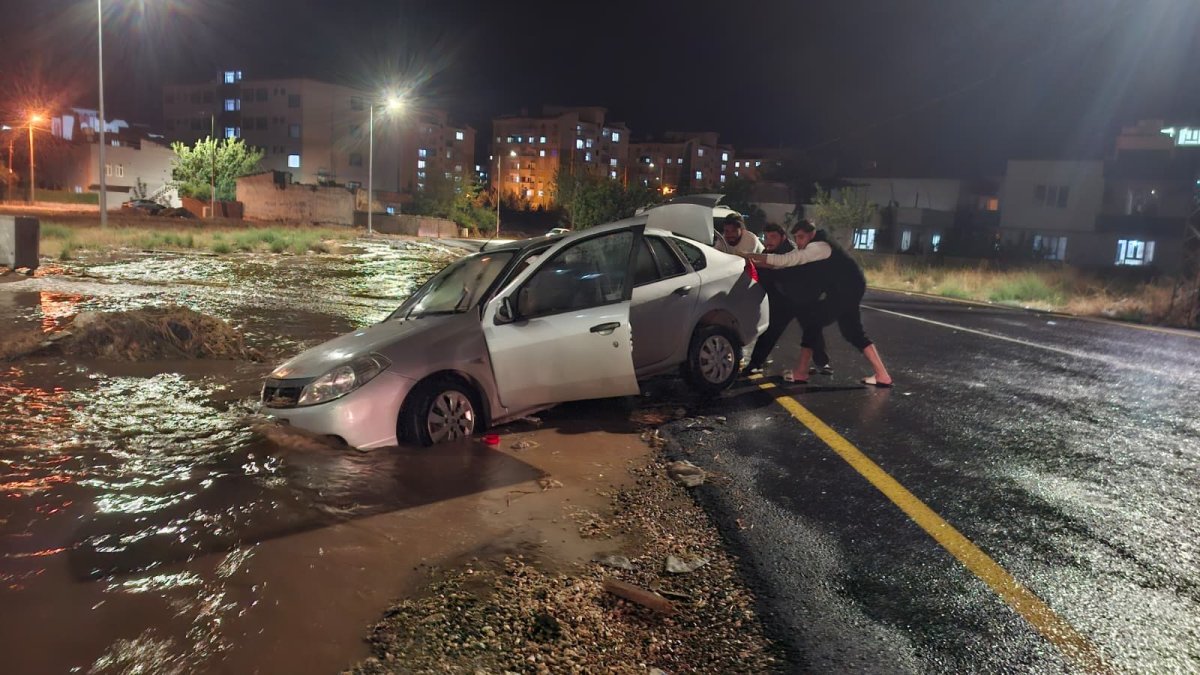 Kahta’da cadde göle döndü, otomobil mahsur kaldı