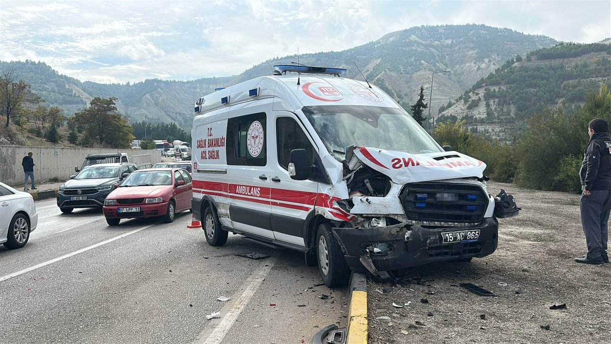 Burdur'da ambulansın karıştığı zincirleme kaza: 7 hafif yaralı