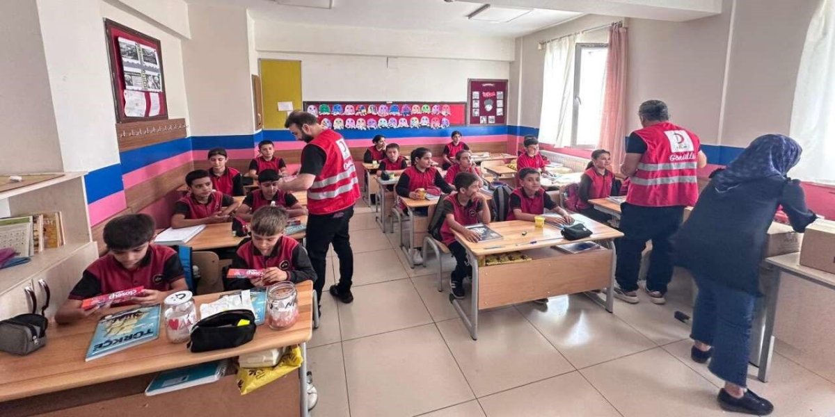 Şırnak'ta öğrencilere hijyen kitleri dağıtıldı