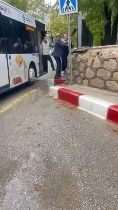 Otobüs şoförü ile kavga eden şahıs şemsiye ile saldırdı