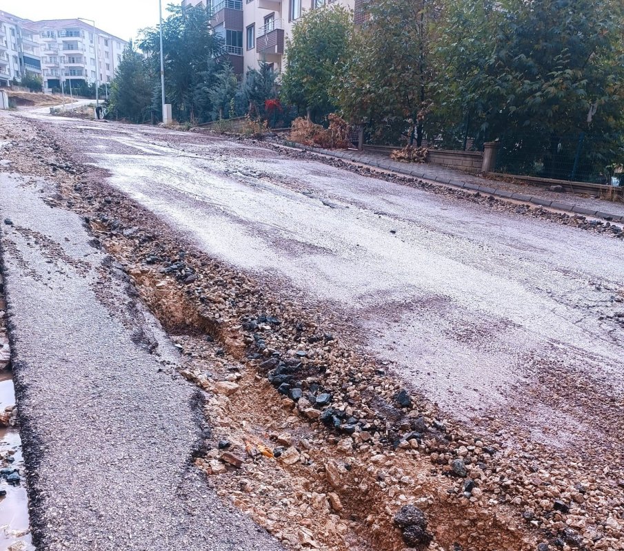 Gölbaşı'nda sel suları karayolunda hasara neden oldu