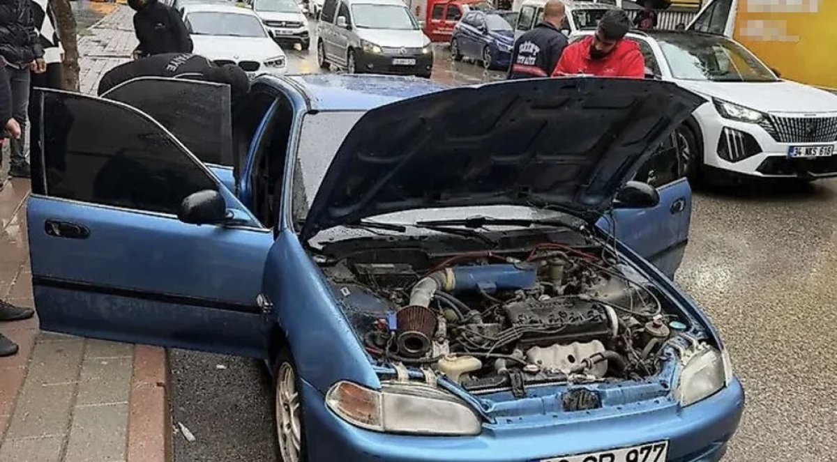 Siirt'te park halindeki otomobil yandı