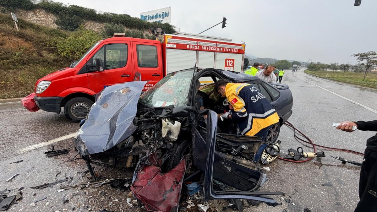 Bursa-Yalova kara yolunda kamyon ile otomobil çarpıştı: 2 yaralı