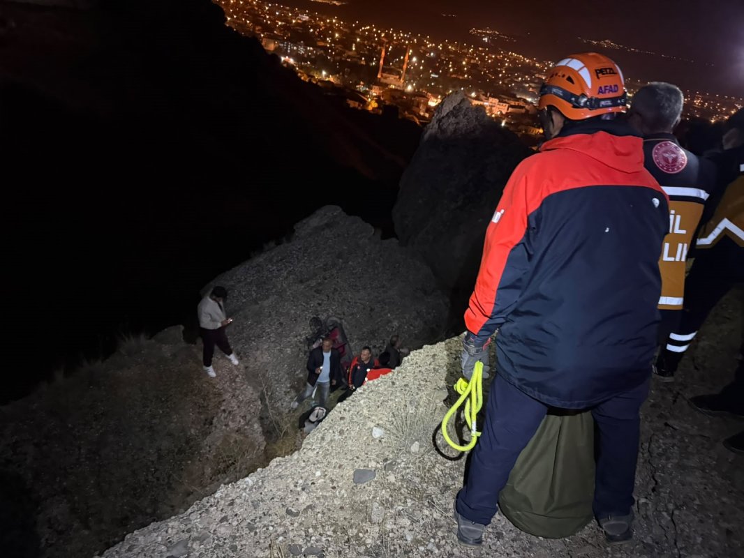 Yolunu kaybetti, kayalıklardan düştü