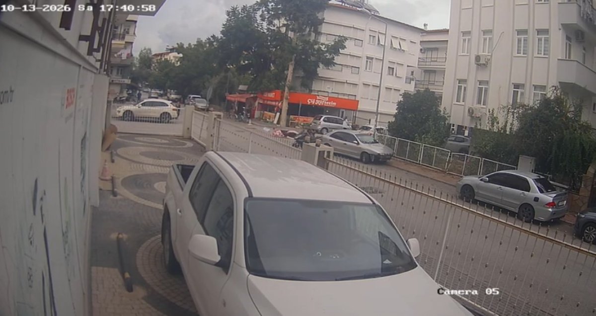 Kazadan 3 saniye önce bebek arabasıyla bölgeden geçen yaya kıl payı kurtuldu