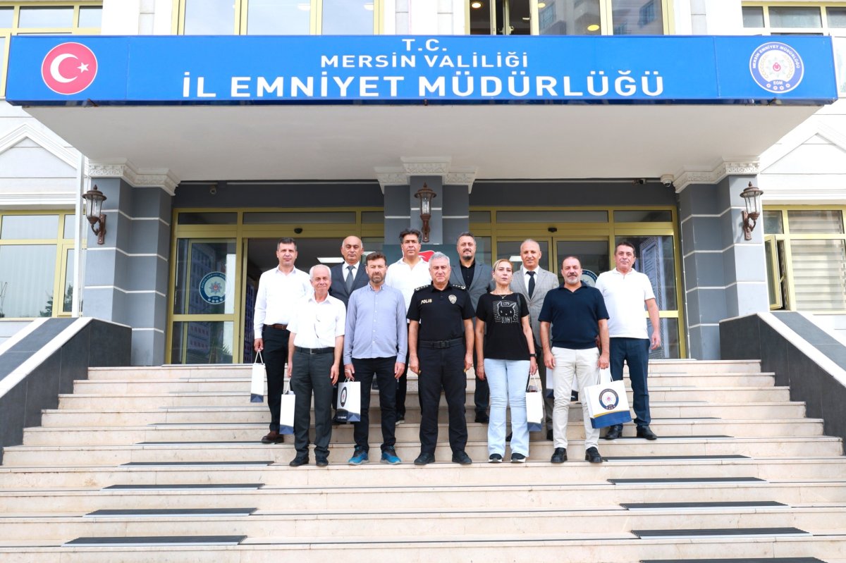 Mersin’de görevini tamamlayan polisler emekliliğe uğurlandı