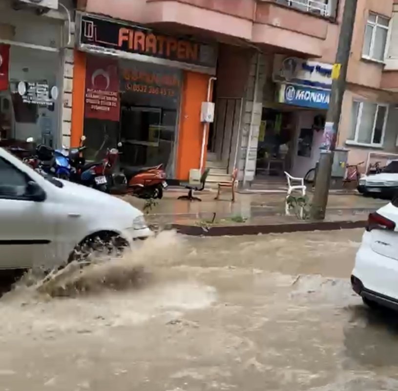 Erdek’te sağanak yağış sonrası Hükümet Caddesi göle döndü