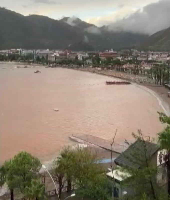 Marmaris'te denizin rengi kahverengiye dönüştü