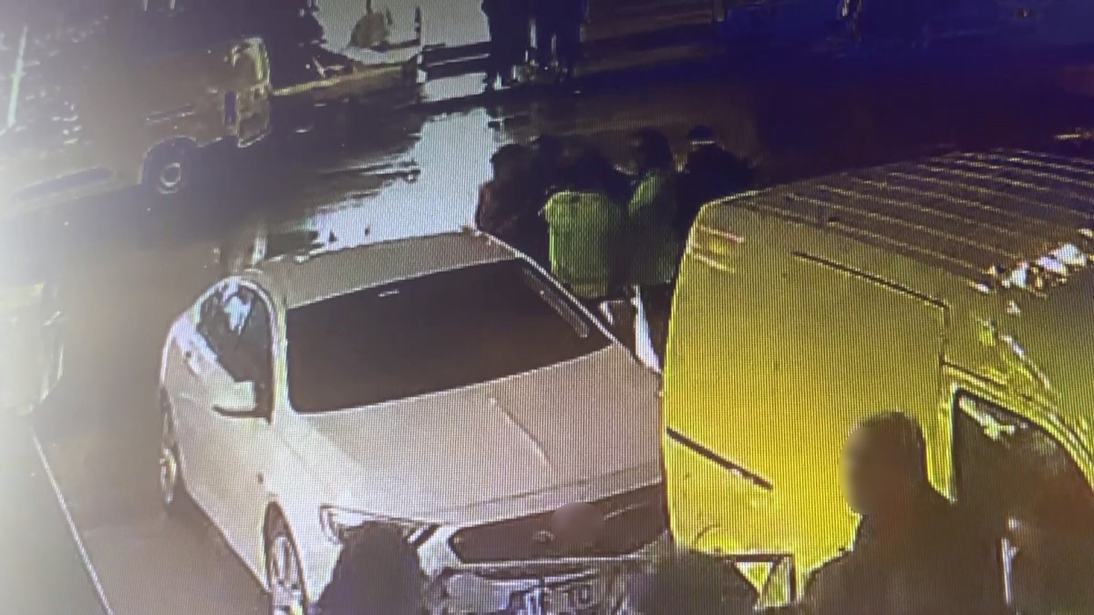 Park halindeki araca çarptı, ihbara gelen polise kafa attı: Alkollü sürücü gözaltına alındı