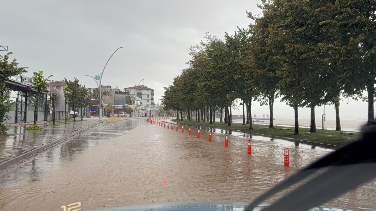 Kocaeli'de sağanak gece boyu dinmedi, kentin birçok noktasını su bastı