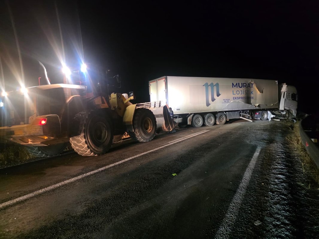 Van-Hakkari yolunda tır kazası, trafik durdu