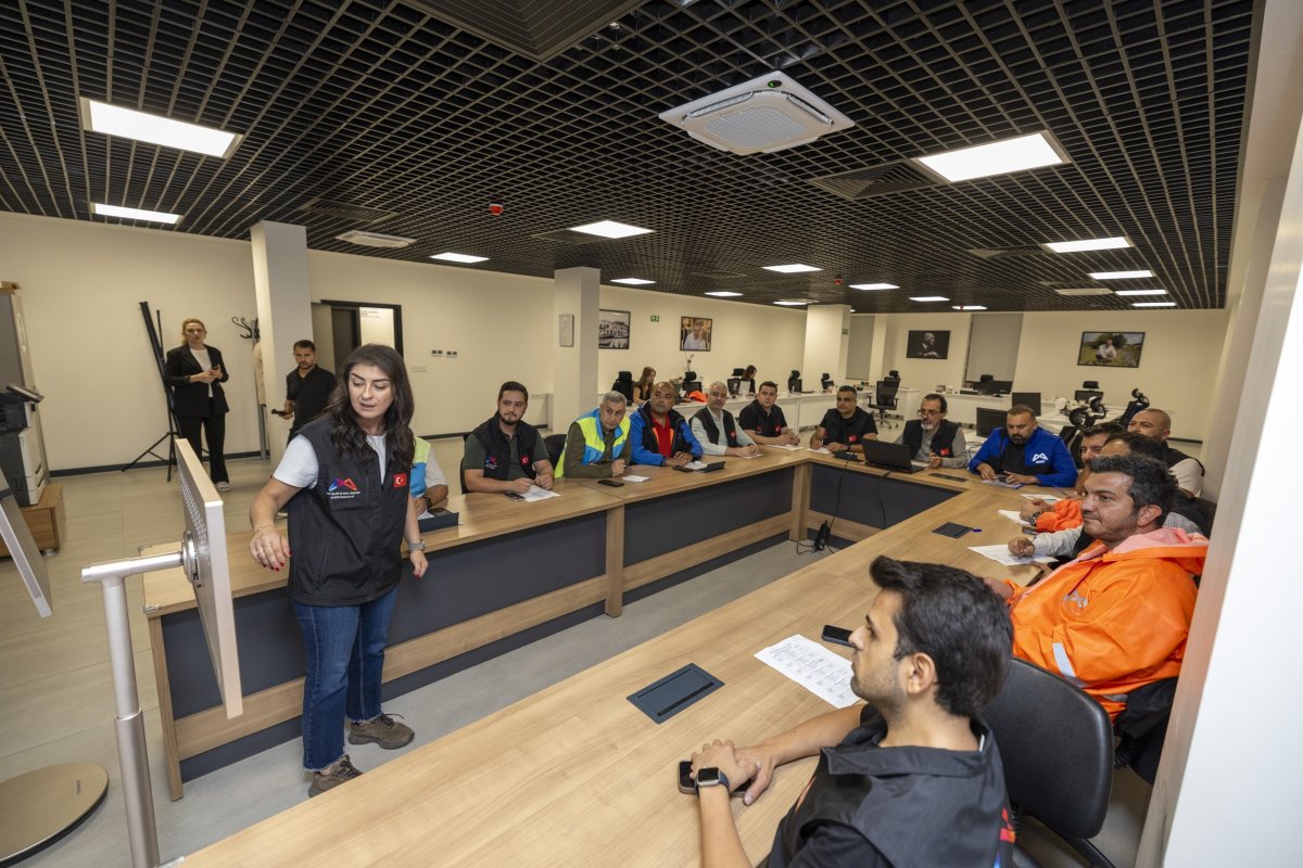 Mersin'de beklenen kuvvetli yağışa karşı kriz masası oluşturuldu