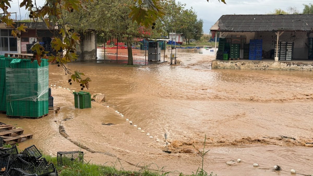 İznik'te Kara Dere taştı, evleri ve tarlaları su bastı