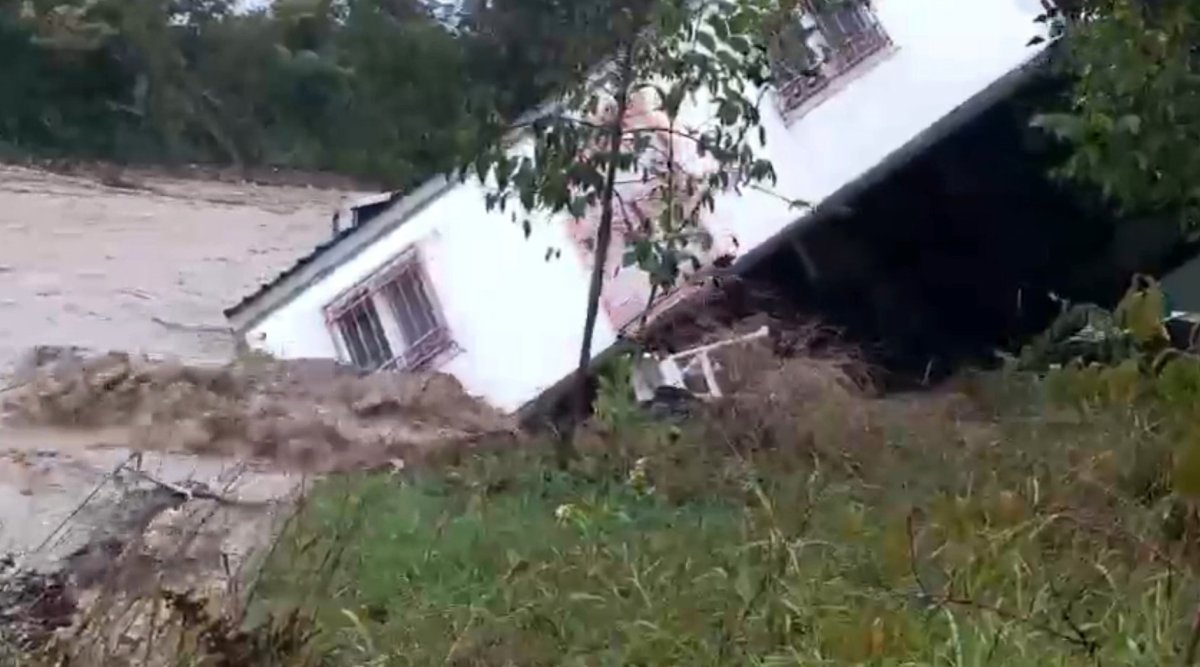 Sakarya'da sel sularına kapılan evler böyle sürüklendi: Evdekiler son anda kurtuldu