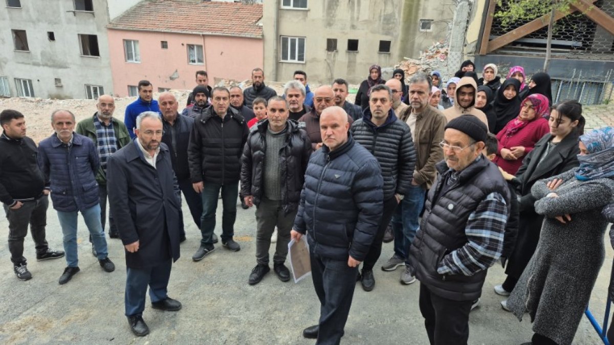 İBB’nin Hatalı Yıkımı 4 Aileyi Sokakta Bıraktı, Yakınlarının Yanında Kaldıklarını İddia Eden Aileler Çözüm İstedi