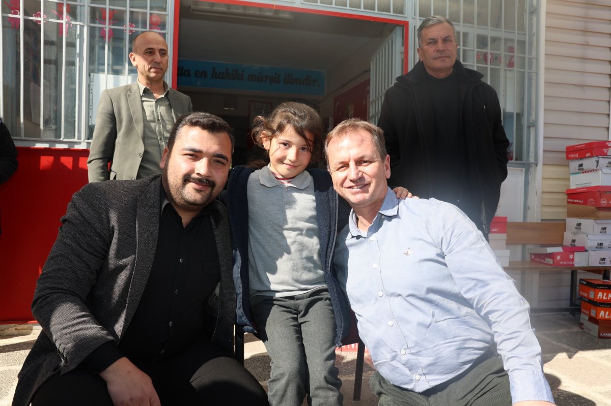 Gülnar Belediyesi’nden Öğrencilere Ayakkabı Hediyesi