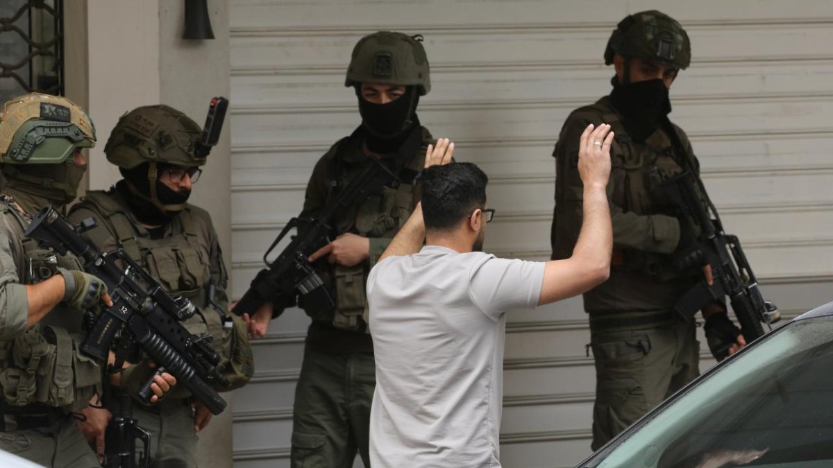 İşgalci İsrail ordusu, Batı Şeria'da 19 Filistinliyi gözaltına aldı