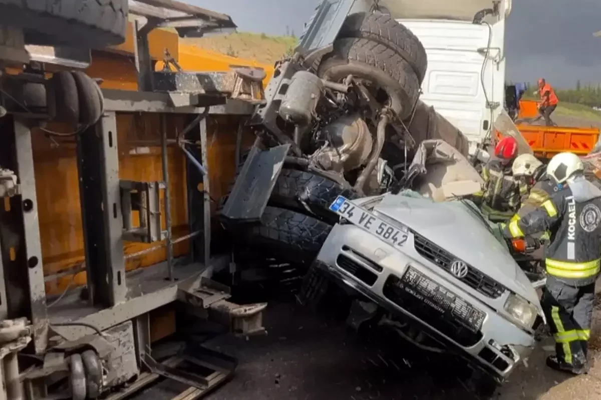 TEM'de zincirleme kaza: 4 araç birbirine girdi, Ankara yönü trafiğe kapatıldı